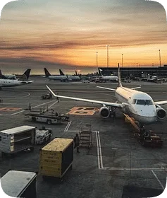 Imagem de uma pista de decolagem de aviões com diversas aeronaves estacionadas