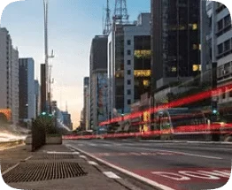Imagem de uma avenida movimentada